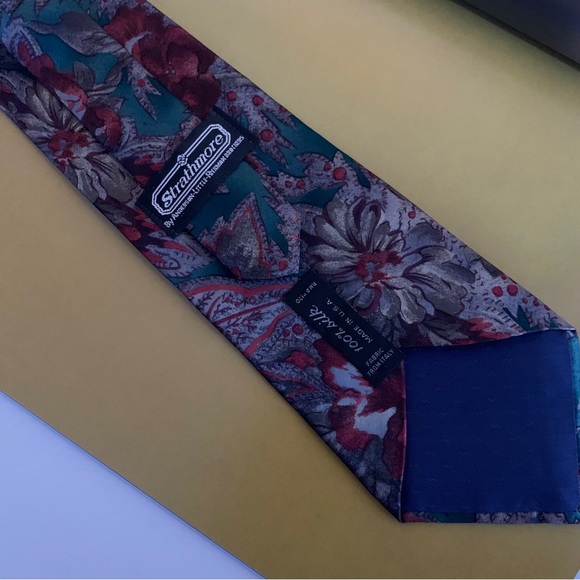 STRATHMORE PAISLEY SILK TIE IN GREEN BURGUNDY - Picture 3 of 9